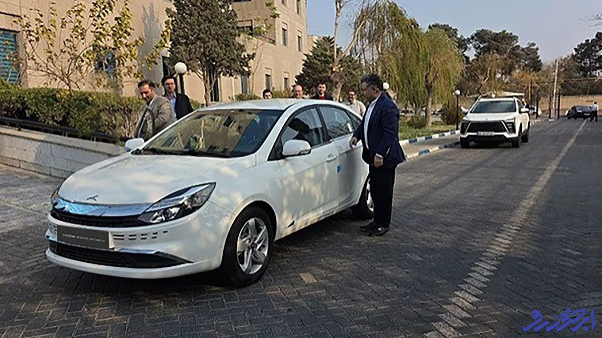 بازدید مدیر عامل کرمان موتور از سدان هیبرید ملی ایگل